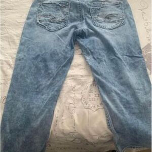 Silver crops. In great condition just don’t fit anymore. Size 33w 22 1/2 L.